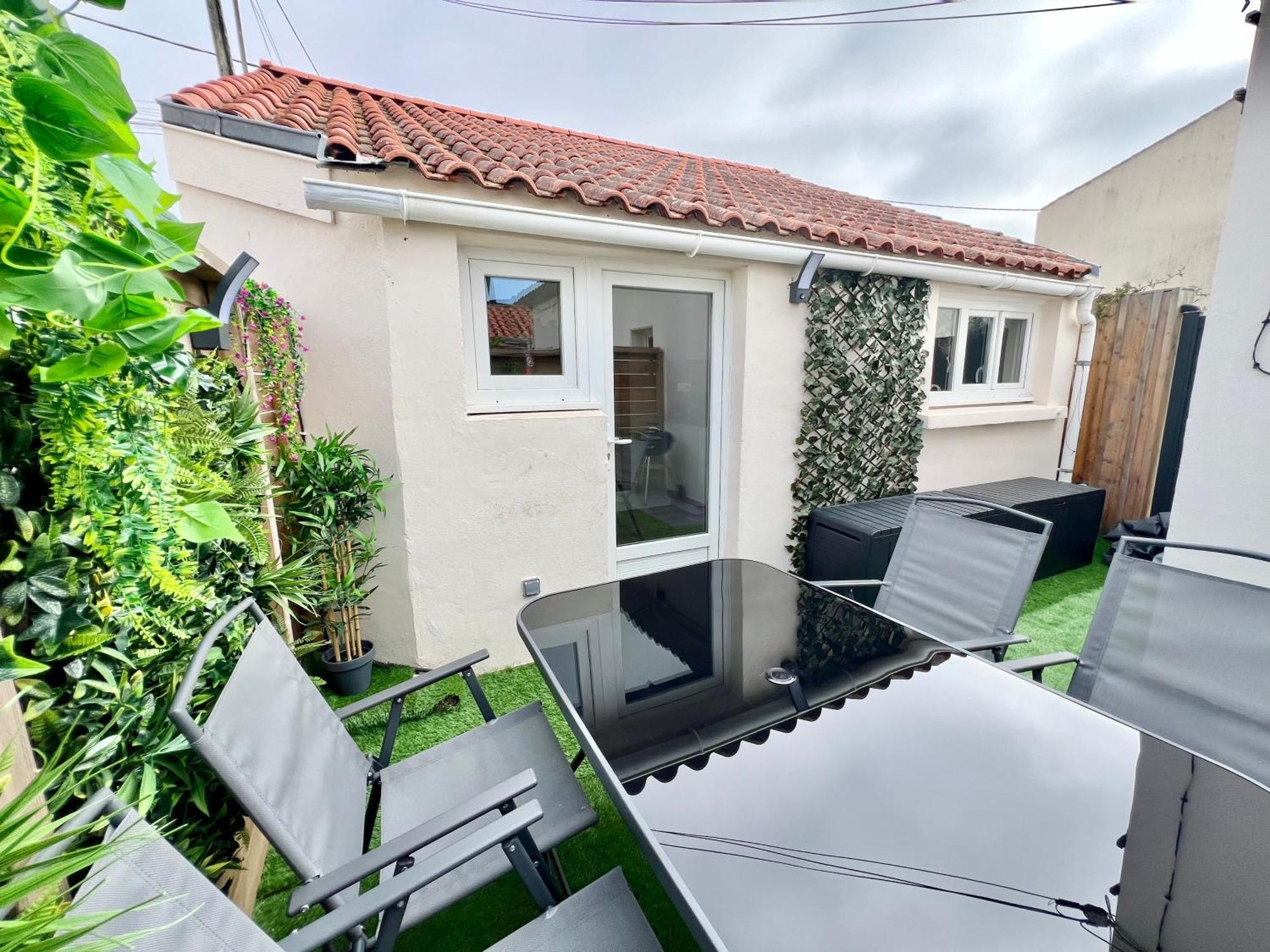 Charmante Maison De - Patio - Wifi - Parking Gratuit * La Rochelle (Charente-Maritime)